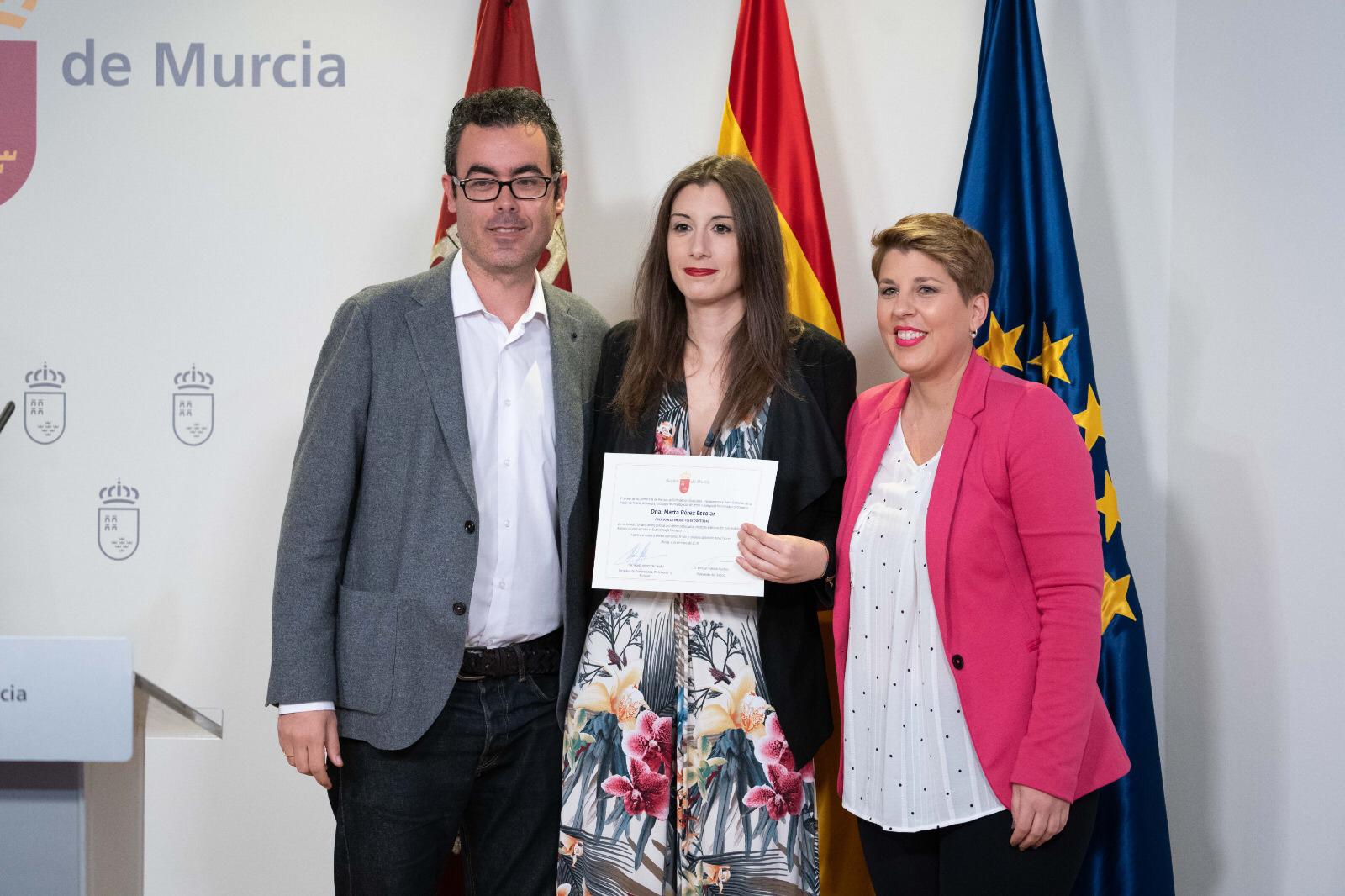 Entrega del premio a Marta Pérez Escolar